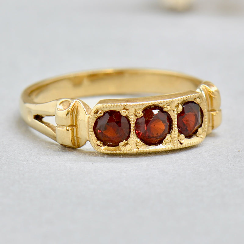 1980s Pyrope Garnet 9ct Yellow Gold Scroll Design Ring