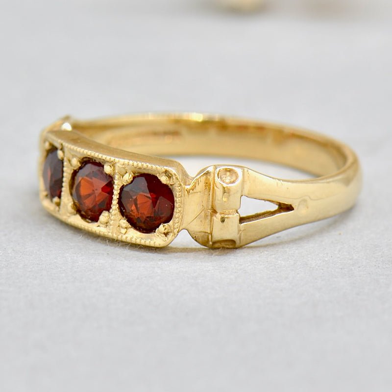 1980s Pyrope Garnet 9ct Yellow Gold Scroll Design Ring