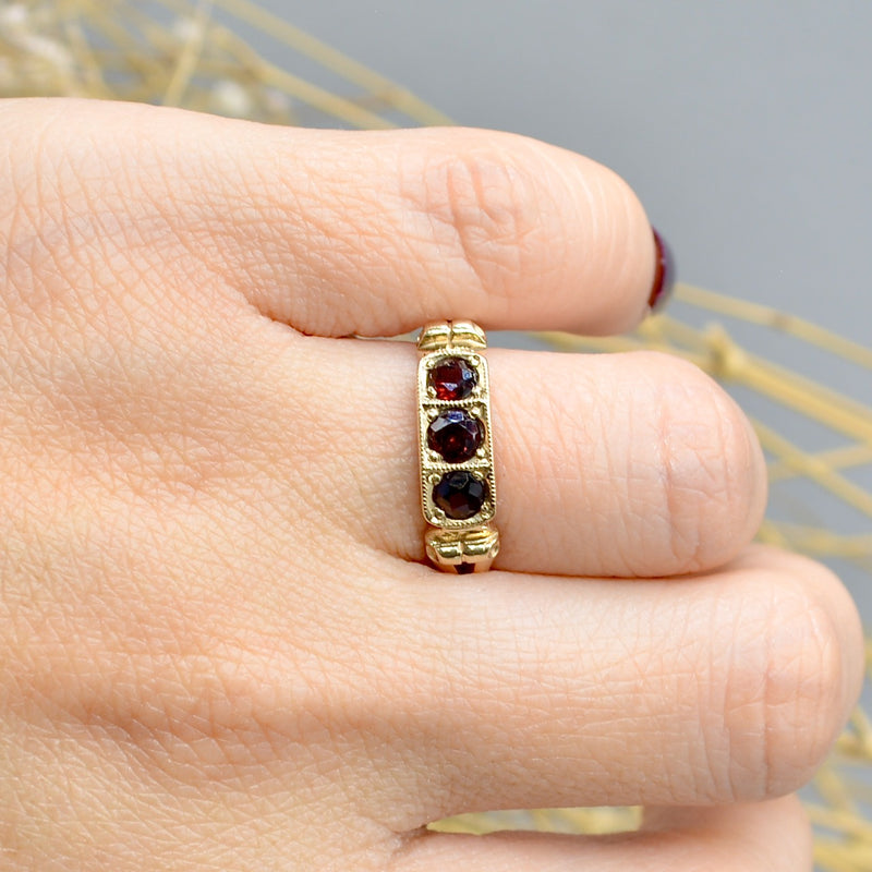 1980s Pyrope Garnet 9ct Yellow Gold Scroll Design Ring