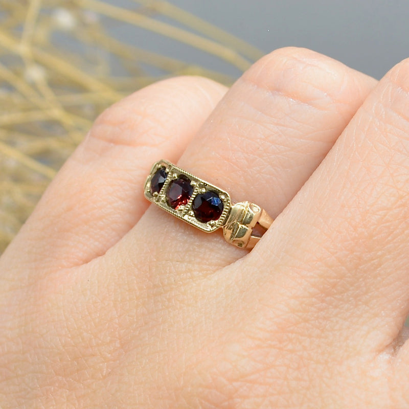 1980s Pyrope Garnet 9ct Yellow Gold Scroll Design Ring