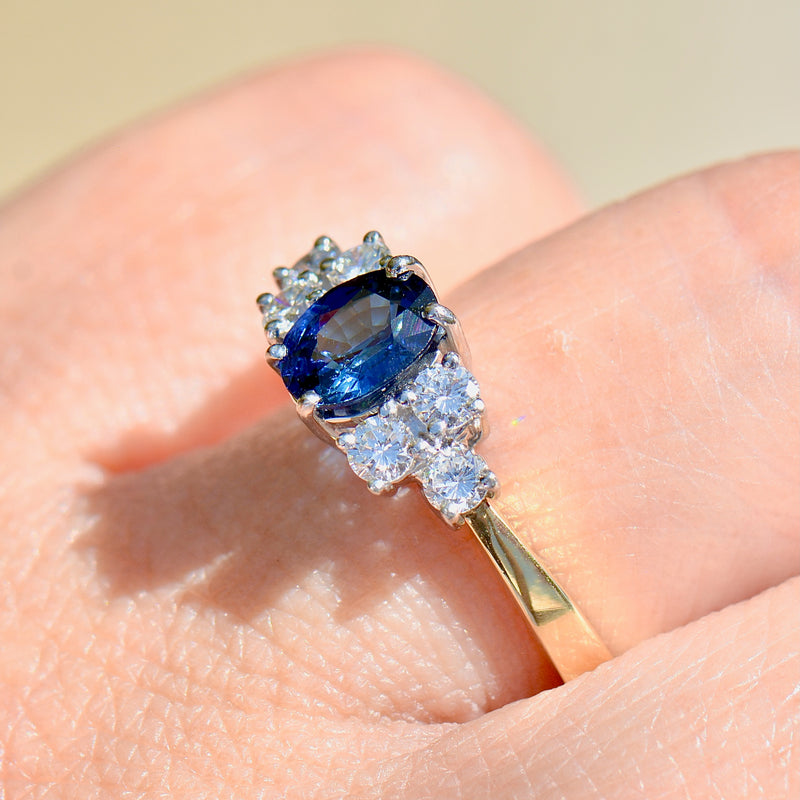 90 年代宝蓝色蓝宝石和钻石 18K 黄金订婚戒指（1.33 克拉）