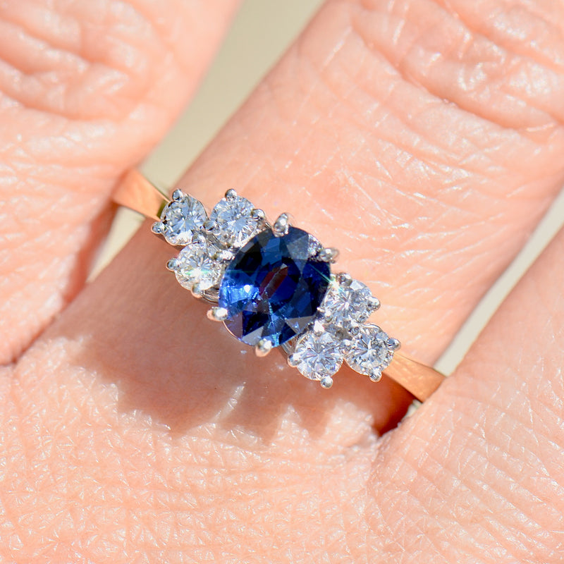 90 年代宝蓝色蓝宝石和钻石 18K 黄金订婚戒指（1.33 克拉）