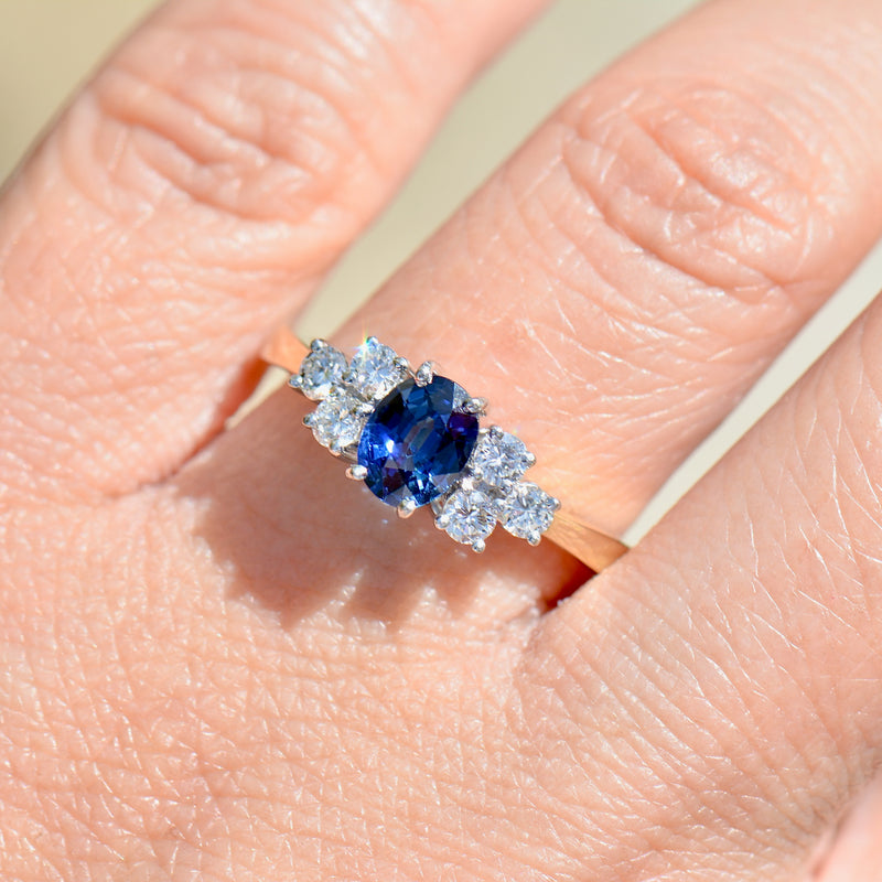 90 年代宝蓝色蓝宝石和钻石 18K 黄金订婚戒指（1.33 克拉）