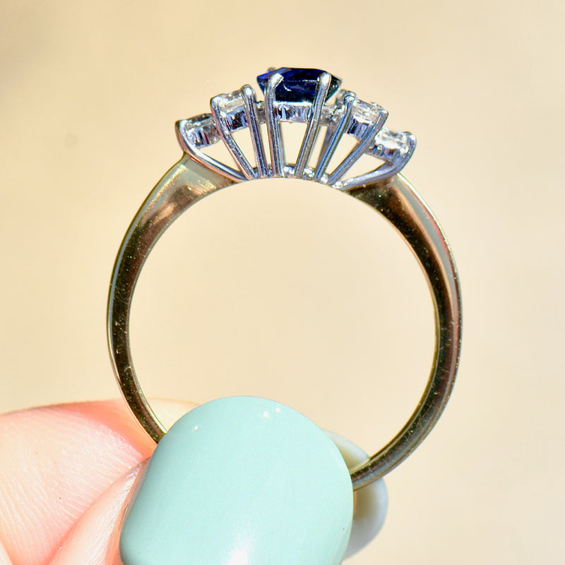 90 年代宝蓝色蓝宝石和钻石 18K 黄金订婚戒指（1.33 克拉）