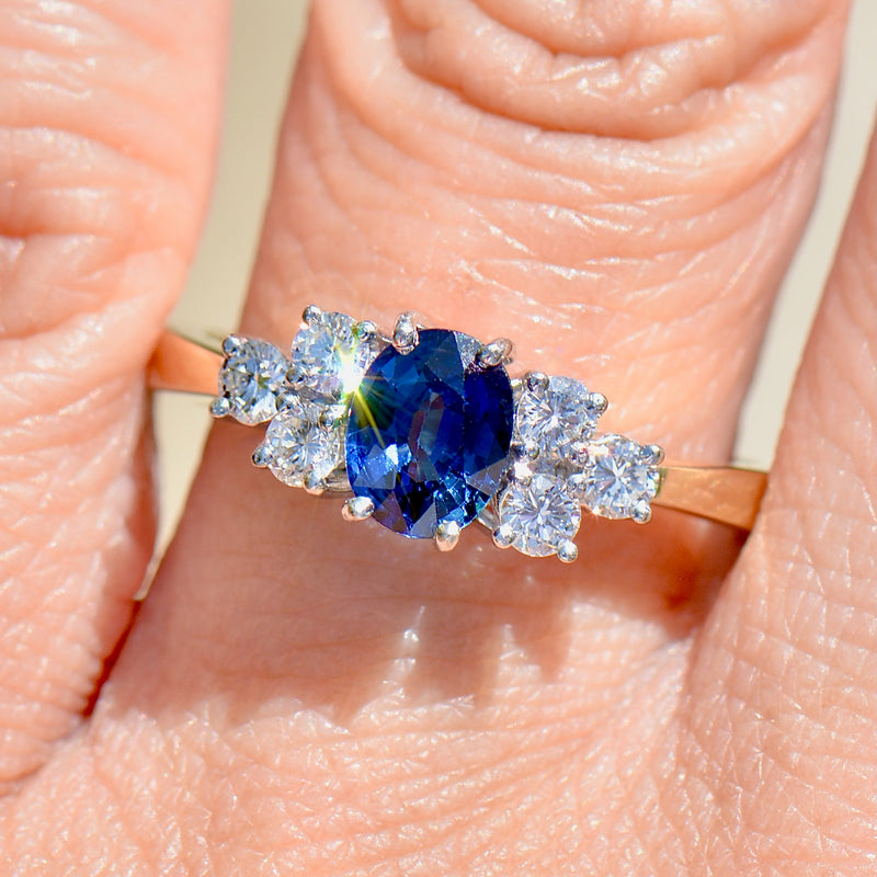 90 年代宝蓝色蓝宝石和钻石 18K 黄金订婚戒指（1.33 克拉）