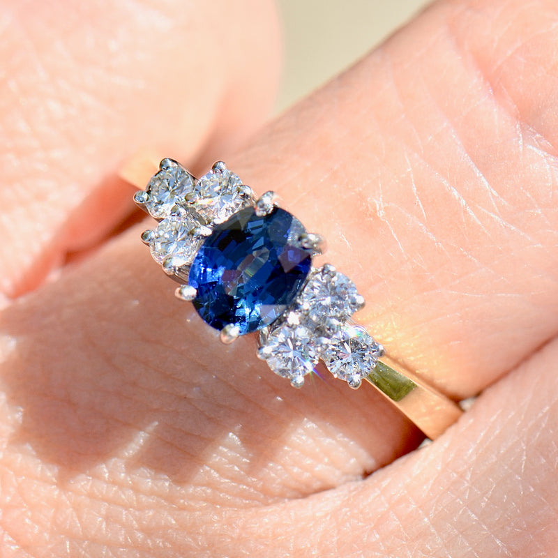 90 年代宝蓝色蓝宝石和钻石 18K 黄金订婚戒指（1.33 克拉）