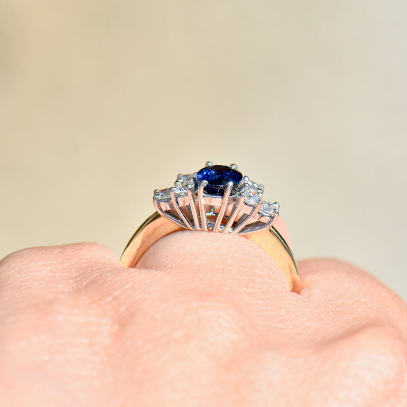 90 年代宝蓝色蓝宝石和钻石 18K 黄金订婚戒指（1.33 克拉）