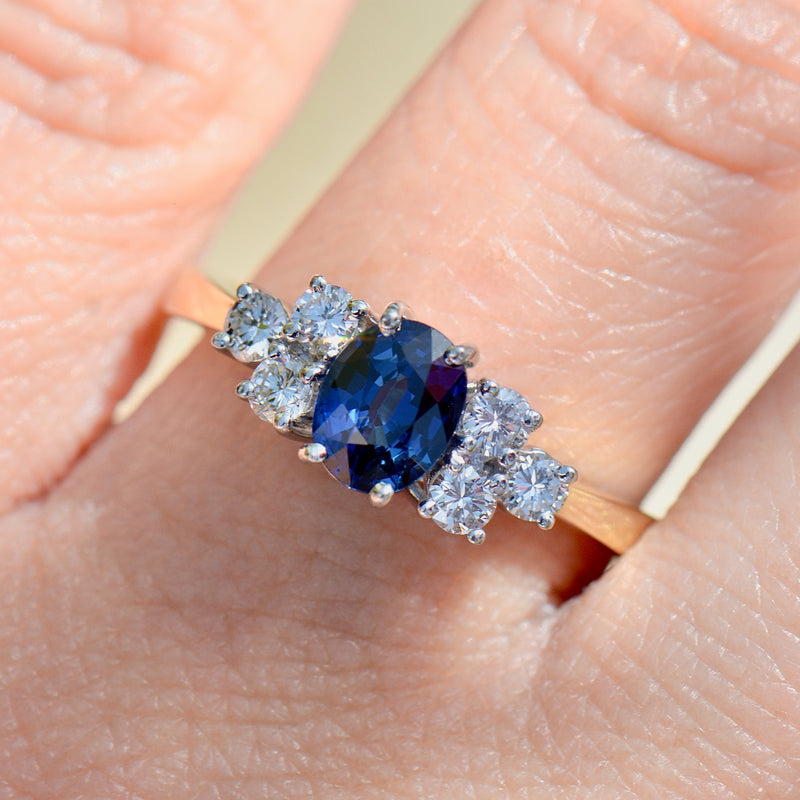 90 年代宝蓝色蓝宝石和钻石 18K 黄金订婚戒指（1.33 克拉）