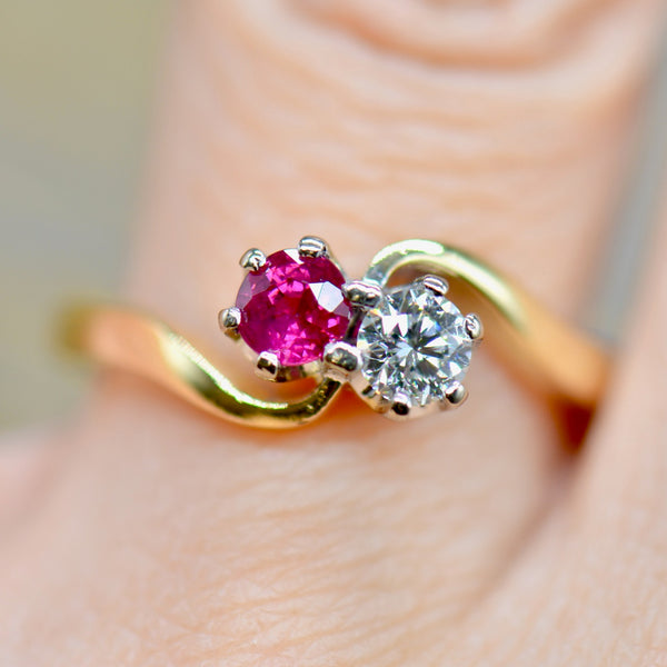 Toi et Moi (法語你和我）紅寶石和鑽石 18K黃金交叉鑲戒指（0.56 克拉）