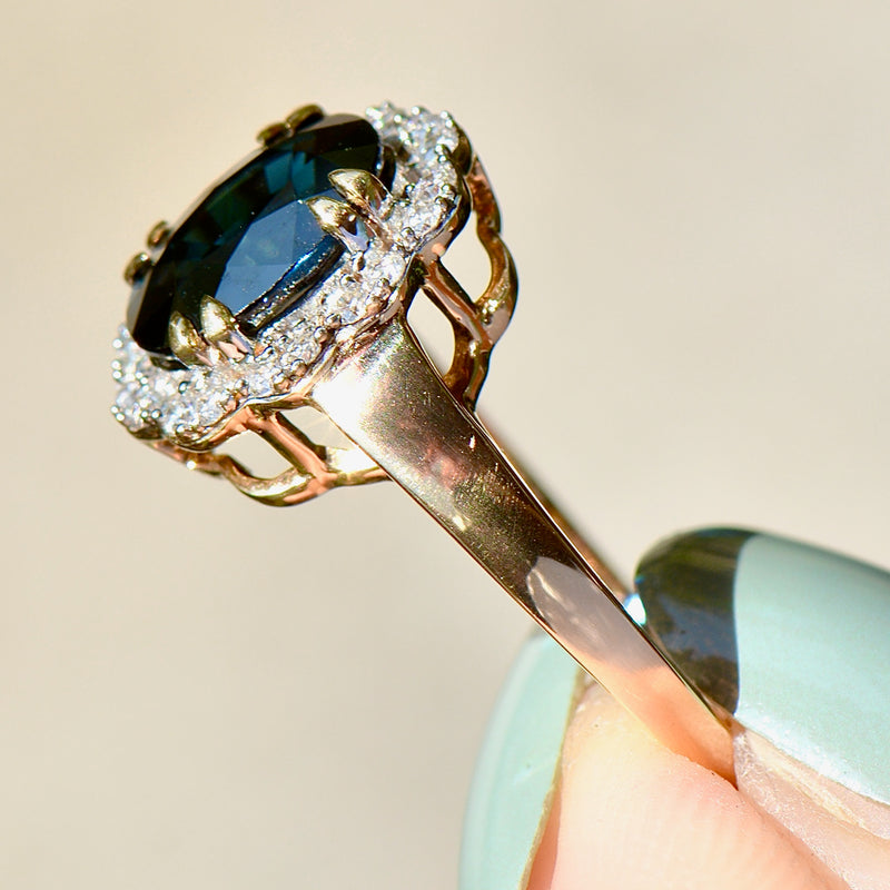 马达加斯加蓝宝石和钻石 18K 黄金光环/群镶订婚戒指（2.63 克拉）