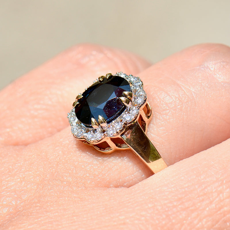 马达加斯加蓝宝石和钻石 18K 黄金光环/群镶订婚戒指（2.63 克拉）