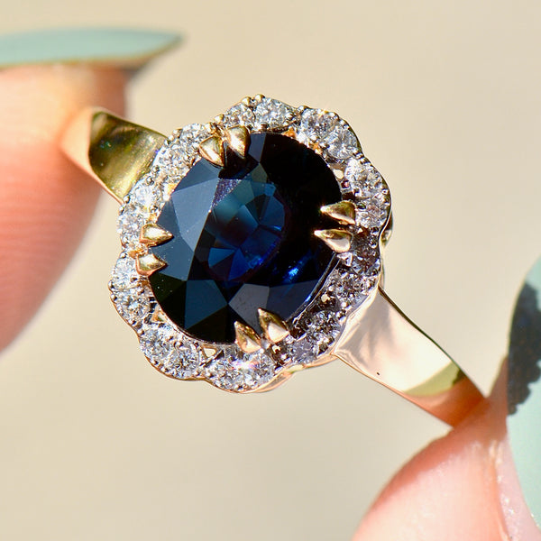 马达加斯加蓝宝石和钻石 18K 黄金光环/群镶订婚戒指（2.63 克拉）