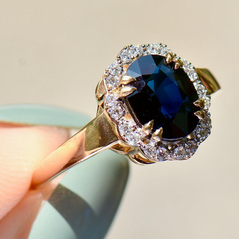 马达加斯加蓝宝石和钻石 18K 黄金光环/群镶订婚戒指（2.63 克拉）