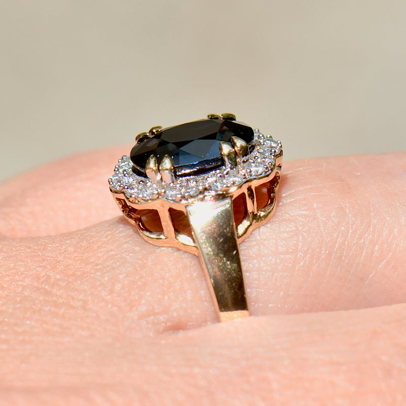 马达加斯加蓝宝石和钻石 18K 黄金光环/群镶订婚戒指（2.63 克拉）