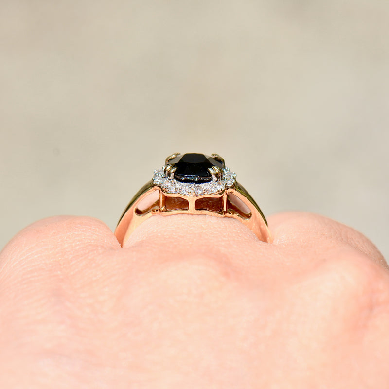 马达加斯加蓝宝石和钻石 18K 黄金光环/群镶订婚戒指（2.63 克拉）