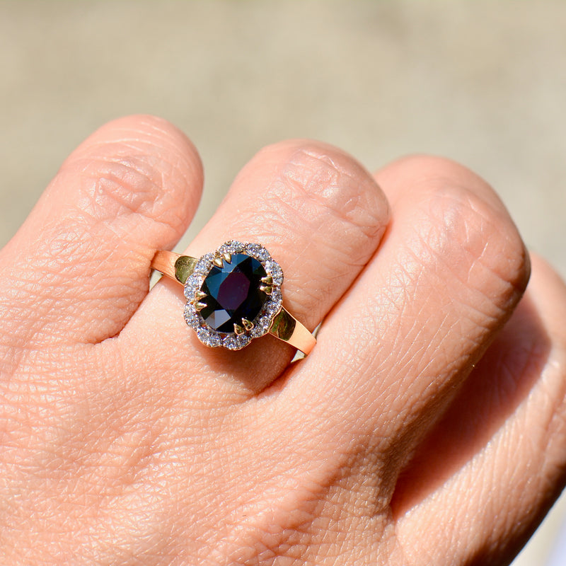 马达加斯加蓝宝石和钻石 18K 黄金光环/群镶订婚戒指（2.63 克拉）