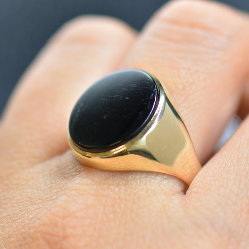 Vintage Heavy 9CT Yellow Gold Onyx Engraved Signet Ring