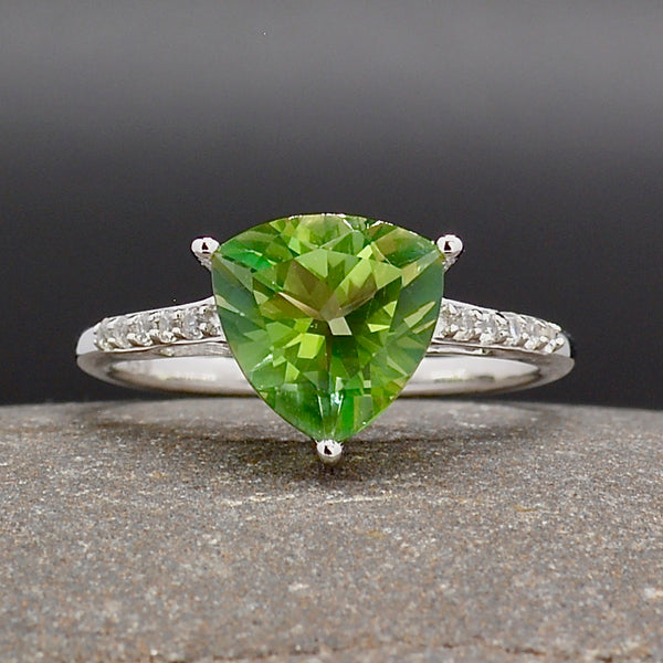 帶裝飾戒指的蕨綠色石英和白色鋯石單石戒指